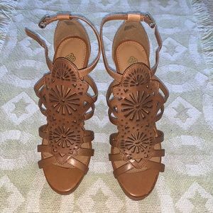 NWT Isola Delano’s II size 7